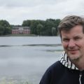 4357_jorn_portrait_vor_warderSee_schloss.jpg | Kommentare: 1